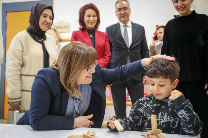 Şahin, Çocuklarla Hikaye Dinleyip, Şarkı Söyledi