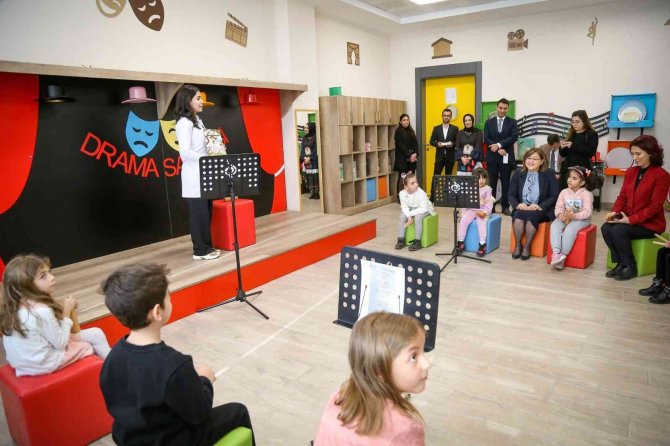 Şahin, Çocuklarla Hikaye Dinleyip, Şarkı Söyledi