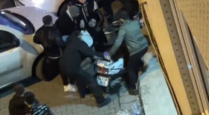 İ̇stanbul’da Kıraathanede Silahlı Saldırı Kamerada: Sandalye Fırlatıp, Masaları Devirdiler