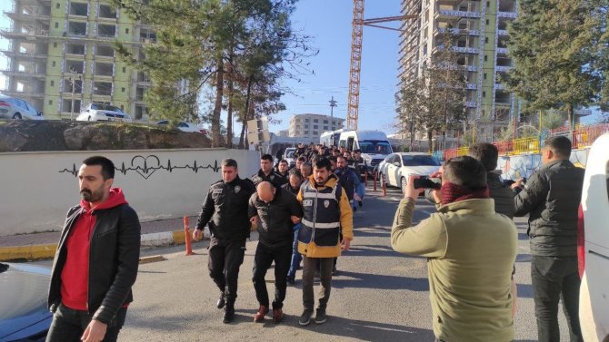 Dolandırıcılık Operasyonunda Gözaltına Alınan Zanlılar Adliyeye Sevk Edildi