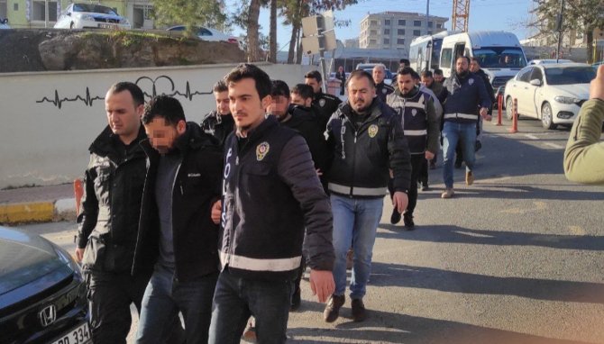 Dolandırıcılık Operasyonunda Gözaltına Alınan Zanlılar Adliyeye Sevk Edildi
