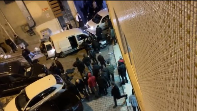 İ̇stanbul’da Kıraathanede Silahlı Saldırı Kamerada: Sandalye Fırlatıp, Masaları Devirdiler
