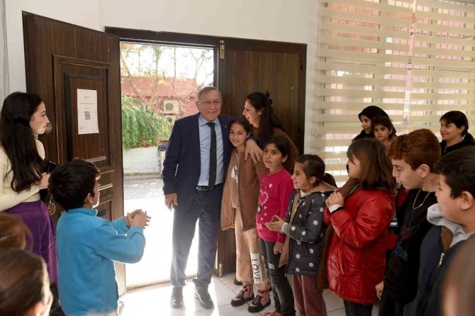Çocukların Karne Hediyesi Başkan Akay’dan