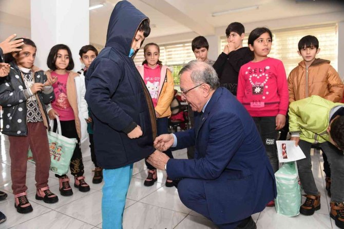 Çocukların Karne Hediyesi Başkan Akay’dan