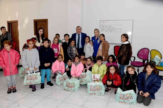 Çocukların Karne Hediyesi Başkan Akay’dan