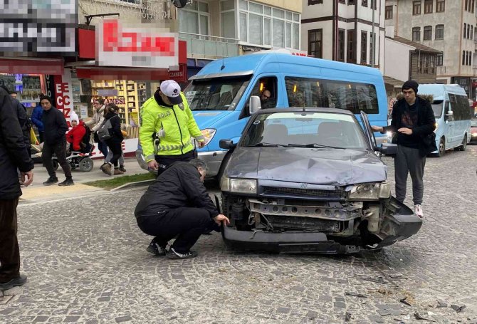 Sinop’ta Otomobille Çarpışan Motosiklet Sürücüsü Yaralandı