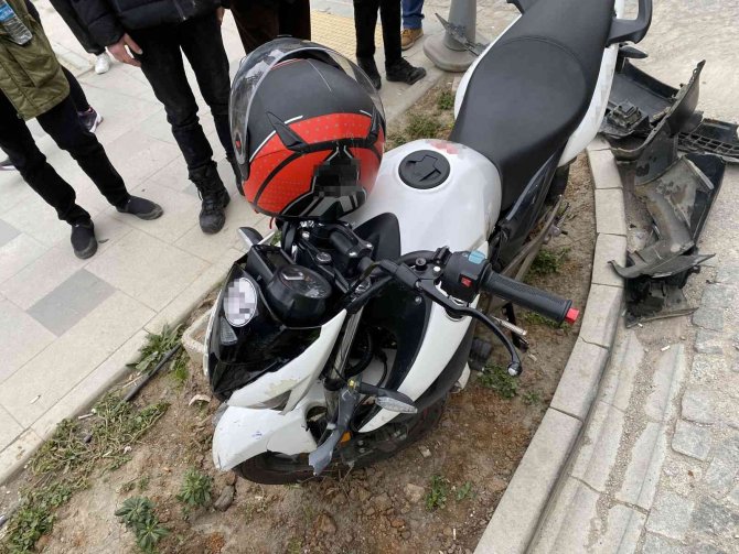 Sinop’ta Otomobille Çarpışan Motosiklet Sürücüsü Yaralandı