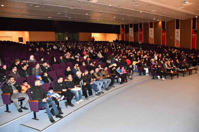 Zazaca Tiyatro Oyunu Vatandaşların Beğenisini Topladı