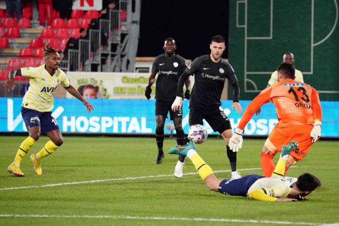 Spor Toto Süper Lig: Ümraniyespor: 0 - Fenerbahçe: 0 (İ̇lk Yarı)