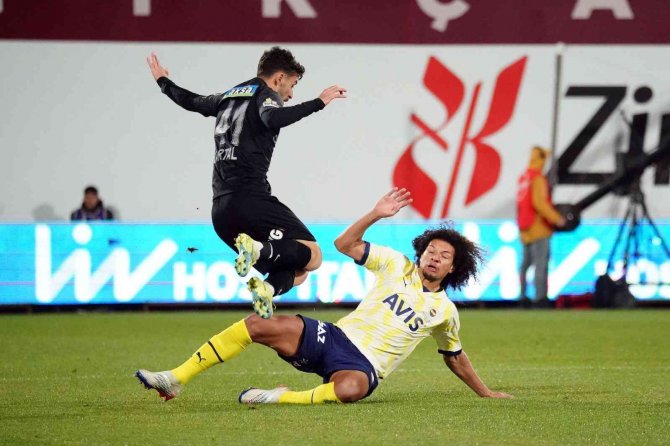 Spor Toto Süper Lig: Ümraniyespor: 0 - Fenerbahçe: 0 (İ̇lk Yarı)