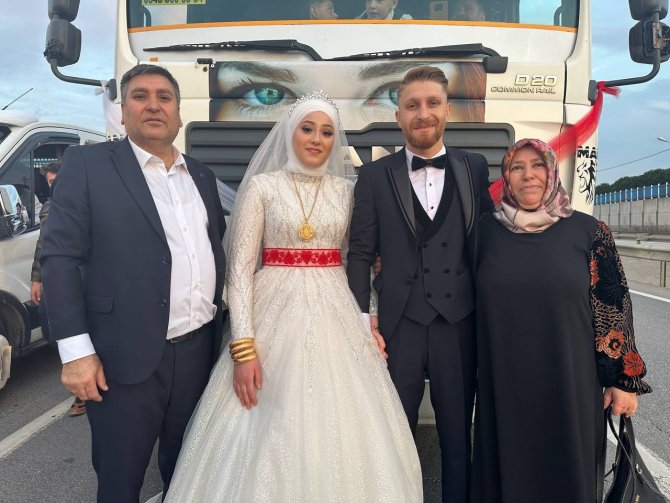 Sultanbeyli’de Tır Gelin Arabası Oldu