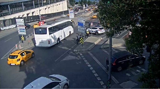 İ̇stanbul’da Film Gibi Olay Kamerada: Alkollü Taksici Çarptığı Polisi Sürükleyip Kaçtı