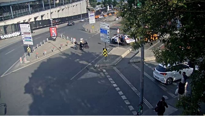 İ̇stanbul’da Film Gibi Olay Kamerada: Alkollü Taksici Çarptığı Polisi Sürükleyip Kaçtı
