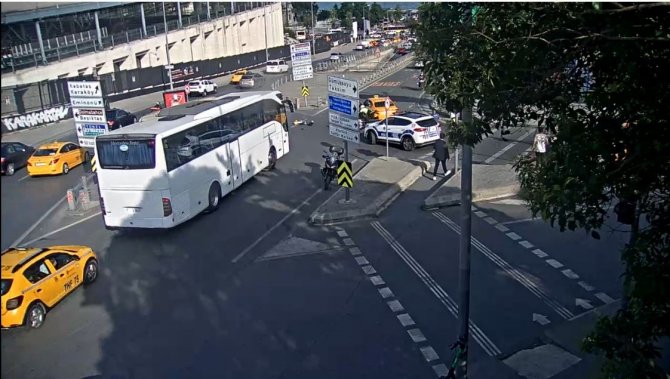 İ̇stanbul’da Film Gibi Olay Kamerada: Alkollü Taksici Çarptığı Polisi Sürükleyip Kaçtı
