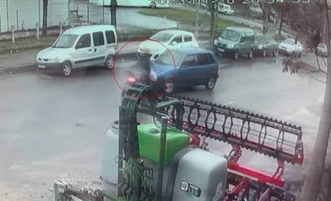 Tekirdağ’da Moto Kurye İle Otomobilin Kafa Kafaya Çarpıştı