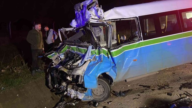 1 Kişinin Öldüğü Feci Kaza Kamerada: Minibüs Tır Arkadan Çarptı