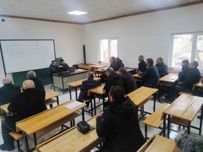 Çemişgezek’te Muhtarlara Aile Okulu Projesi Eğitimi