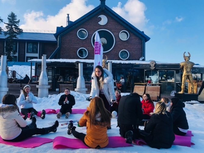 Uludağ’da Karların Üzerinde Yoga Yaparak Isınıyorlar
