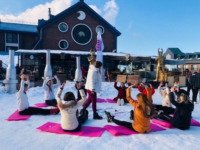 Uludağ’da Karların Üzerinde Yoga Yaparak Isınıyorlar
