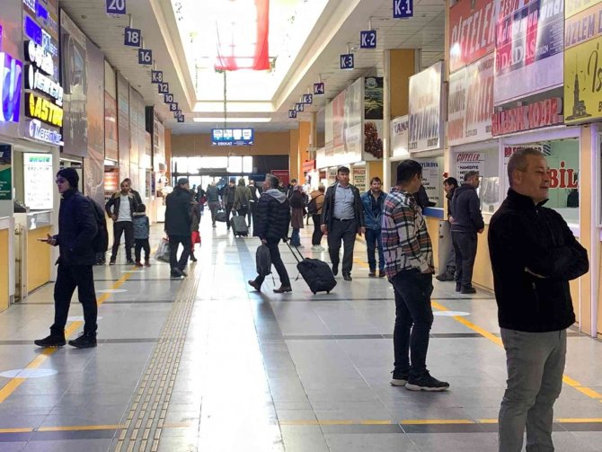 Sınavları Biten Öğrenciler Otogara Akın Etti