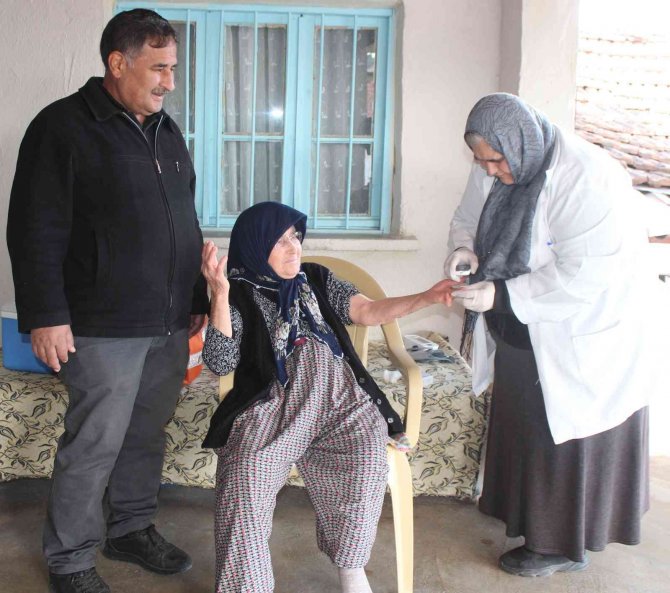 Köylerde Kapı Kapı Dolaşıp Sağlık Taraması Yapıyorlar