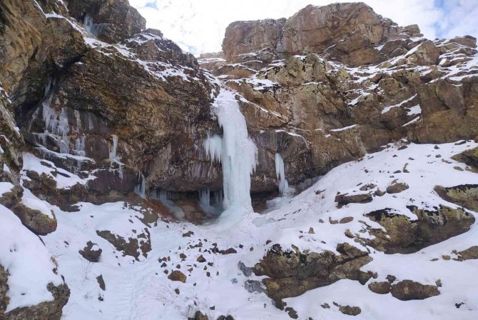 Dağcılar Buz Tutun Sütun Şelalesi’ni İnceledi