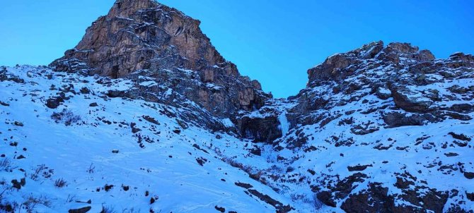 Dağcılar Buz Tutun Sütun Şelalesi’ni İnceledi