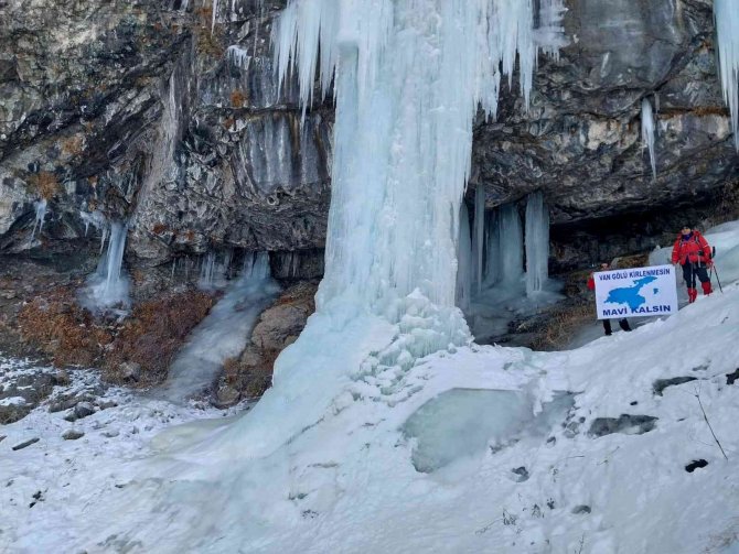 Dağcılar Buz Tutun Sütun Şelalesi’ni İnceledi