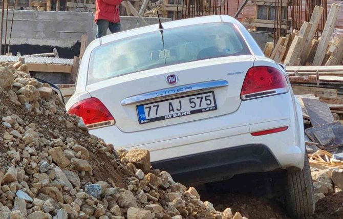 Yalova Esenköy’de Cip İle Otomobil Çarpıştı