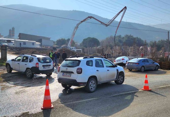Yalova Esenköy’de Cip İle Otomobil Çarpıştı