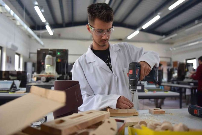 Kursiyerler Miniklere Oyuncak Yapıyor