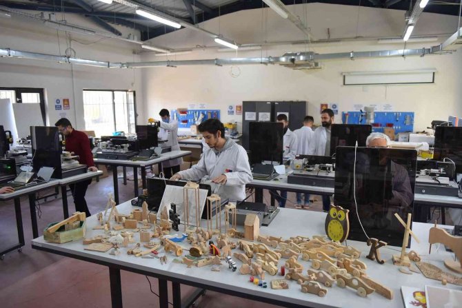 Kursiyerler Miniklere Oyuncak Yapıyor