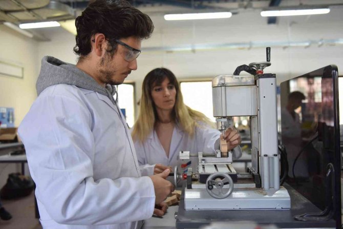 Kursiyerler Miniklere Oyuncak Yapıyor