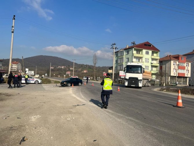 Köy Yolundan Kontrolsüz Çıkan Araç Kazaya Sebebiyet Verdi: 2 Yaralı