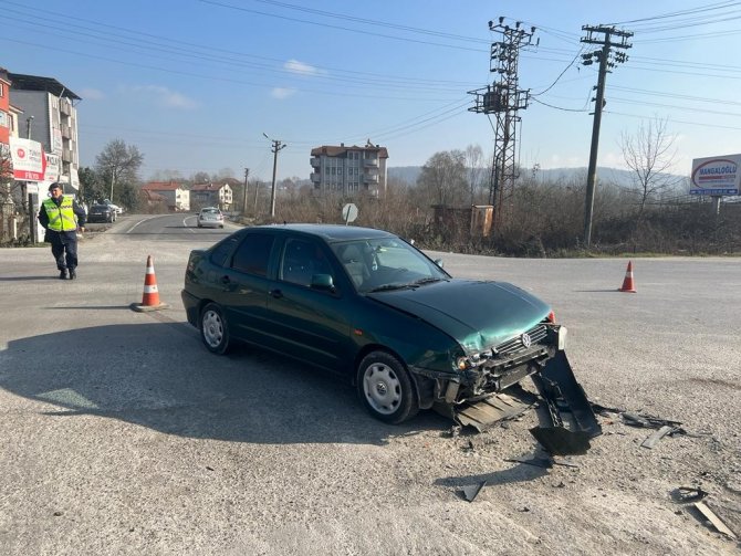 Köy Yolundan Kontrolsüz Çıkan Araç Kazaya Sebebiyet Verdi: 2 Yaralı