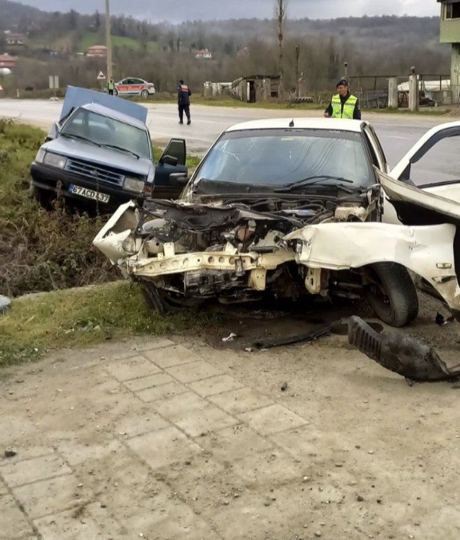 İ̇ki Araç Çarpışarak Hurdaya Döndü: 3 Yaralı