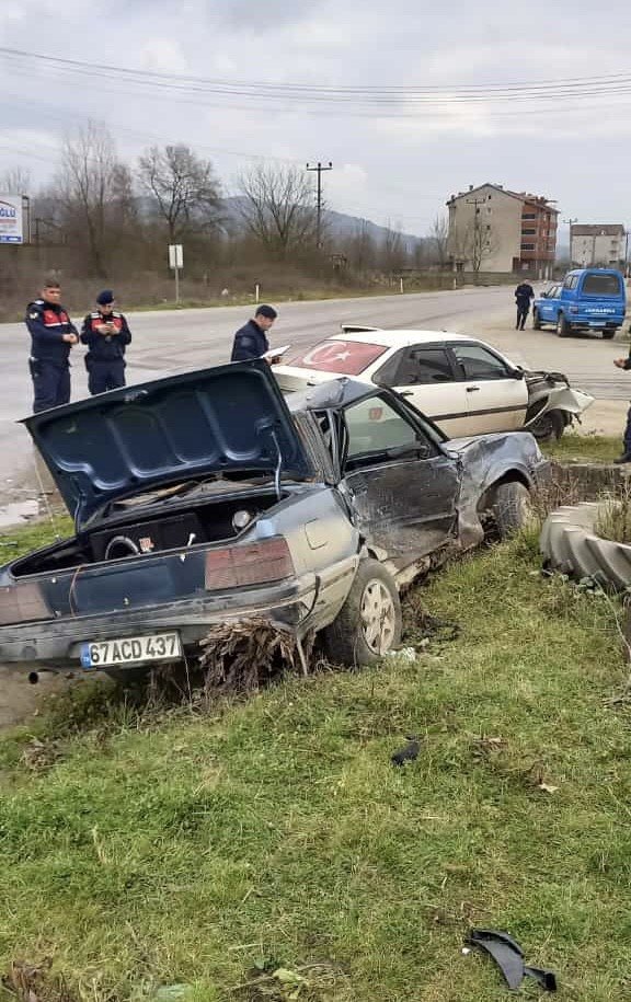 İ̇ki Araç Çarpışarak Hurdaya Döndü: 3 Yaralı