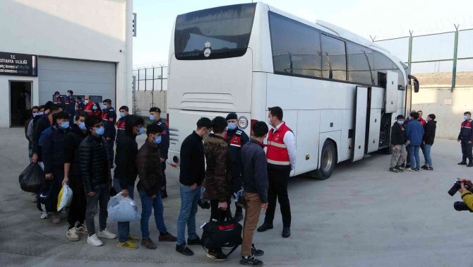 138 Düzensiz Göçmen Sınır Dışı Edildi