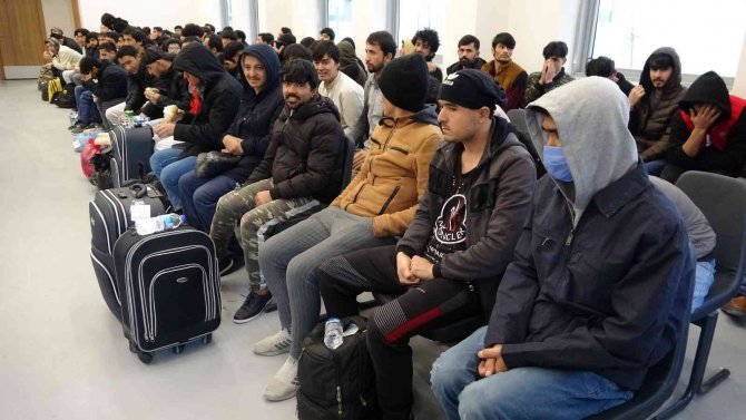 138 Düzensiz Göçmen Sınır Dışı Edildi