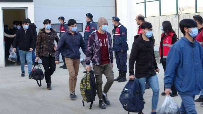 138 Düzensiz Göçmen Sınır Dışı Edildi