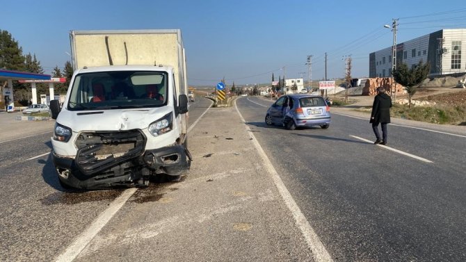 Kamyonet Otomobile Çarptı: 7 Yaralı