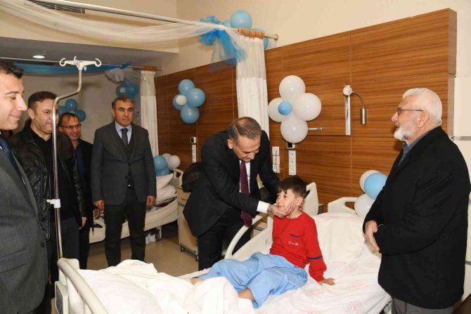 Sünnet Ettirilen Yetim Çocuklara Validen Hediye
