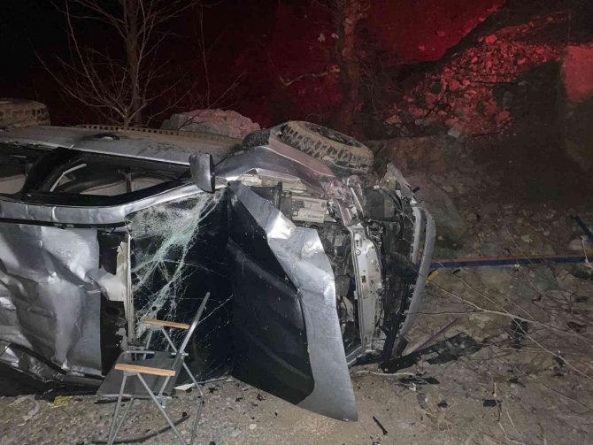 Sürücüsünün Hakimiyetini Kaybettiği Kamyonet Dereye Düştü: 5 Yaralı