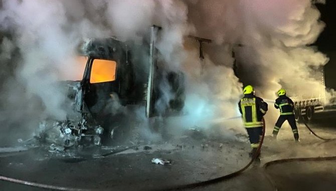 Seyir Halinde Alev Alan Tır Kullanılamaz Hale Geldi