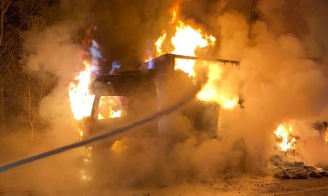 Seyir Halinde Alev Alan Tır Kullanılamaz Hale Geldi