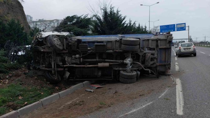 Samsun’da Devrilen Kamyonetin Sürücüsünü Emniyet Kemeri Kurtardı