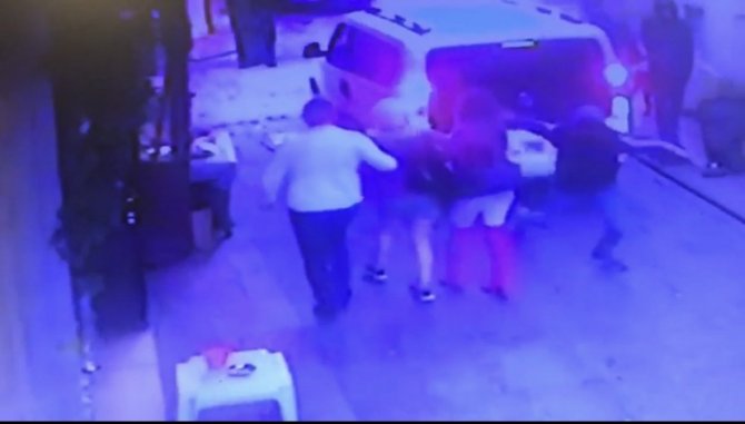 İ̇stanbul’da Kadınları Hedef Alan Kapkaççılar Kamerada: Güven Timleri Çeteyi Çökertti