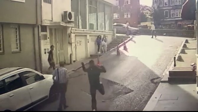 İ̇stanbul’da Kadınları Hedef Alan Kapkaççılar Kamerada: Güven Timleri Çeteyi Çökertti