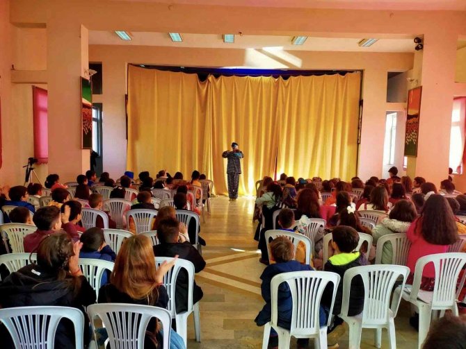 Ara Tatile Giren Öğrenciler İçin Tiyatro Gösterisi