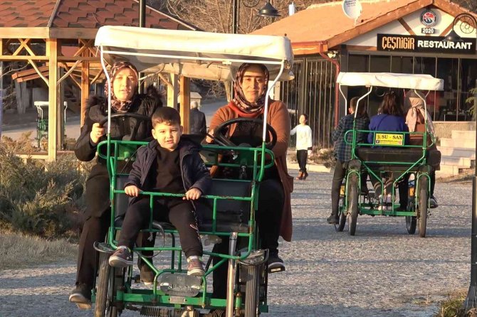 Kış Mevsiminde Yaz Havası: Tarih Ve Doğanın İç İçe Olduğu Mekanda Güneşin Tadını Çıkardılar